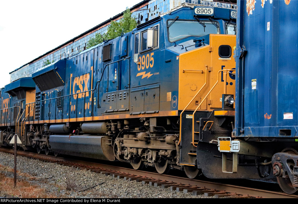 CSX 8905 on M-434